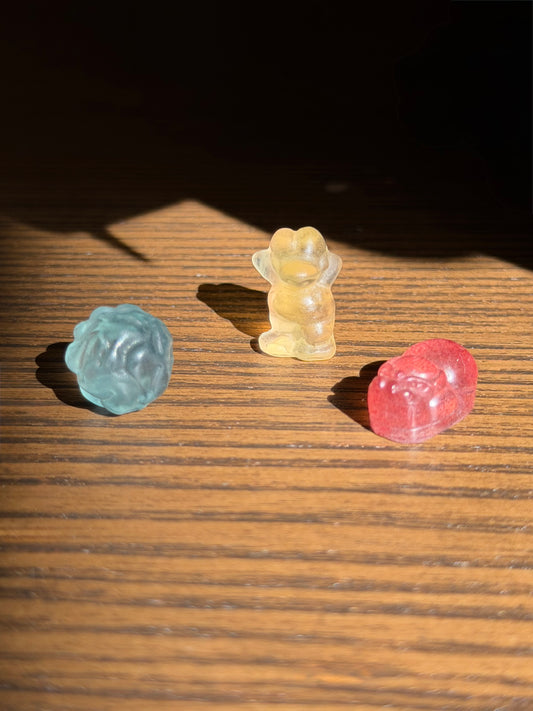 Mini carvings in fluorite e quarzo fragola