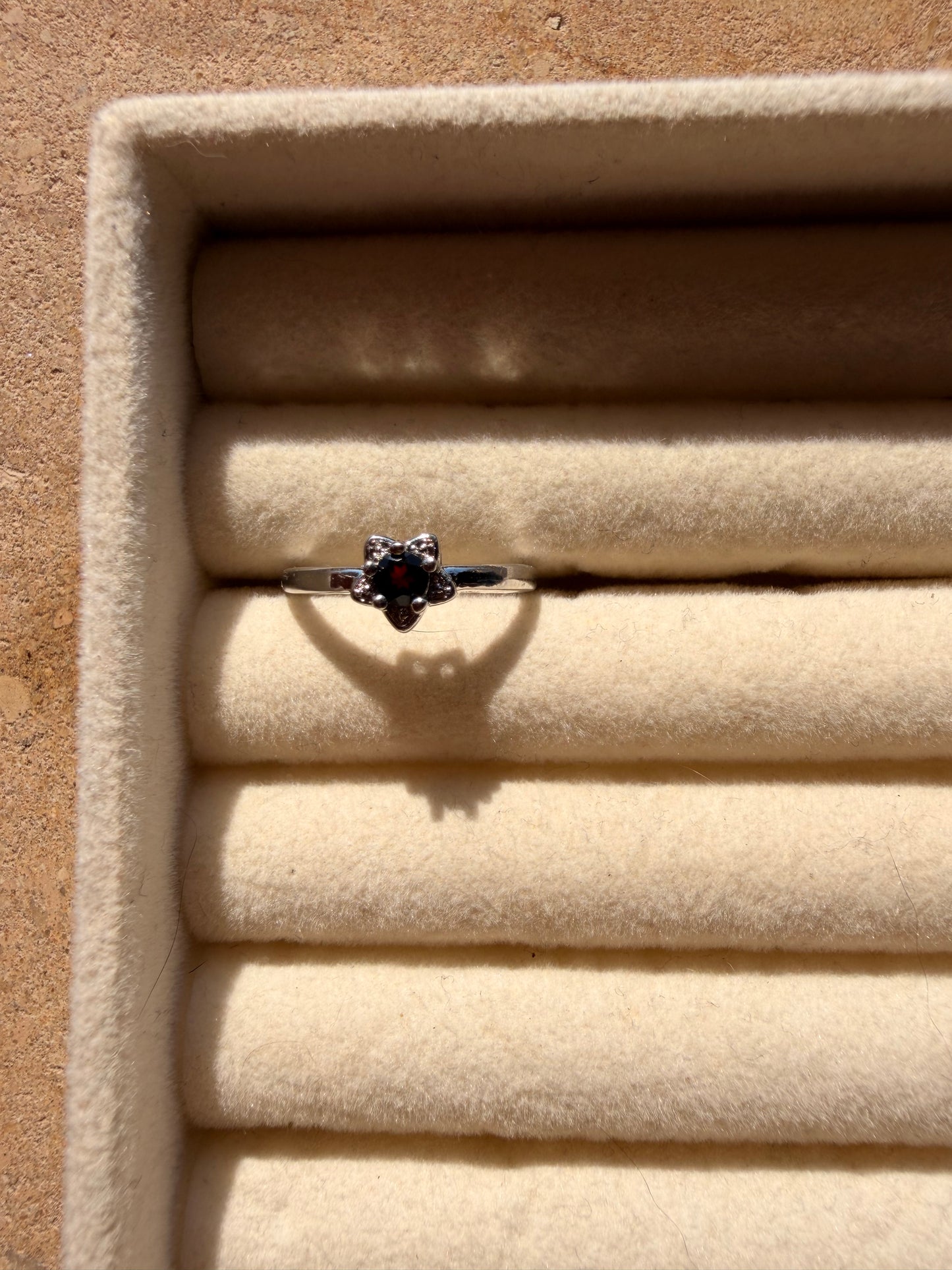Anello stella in Granato
