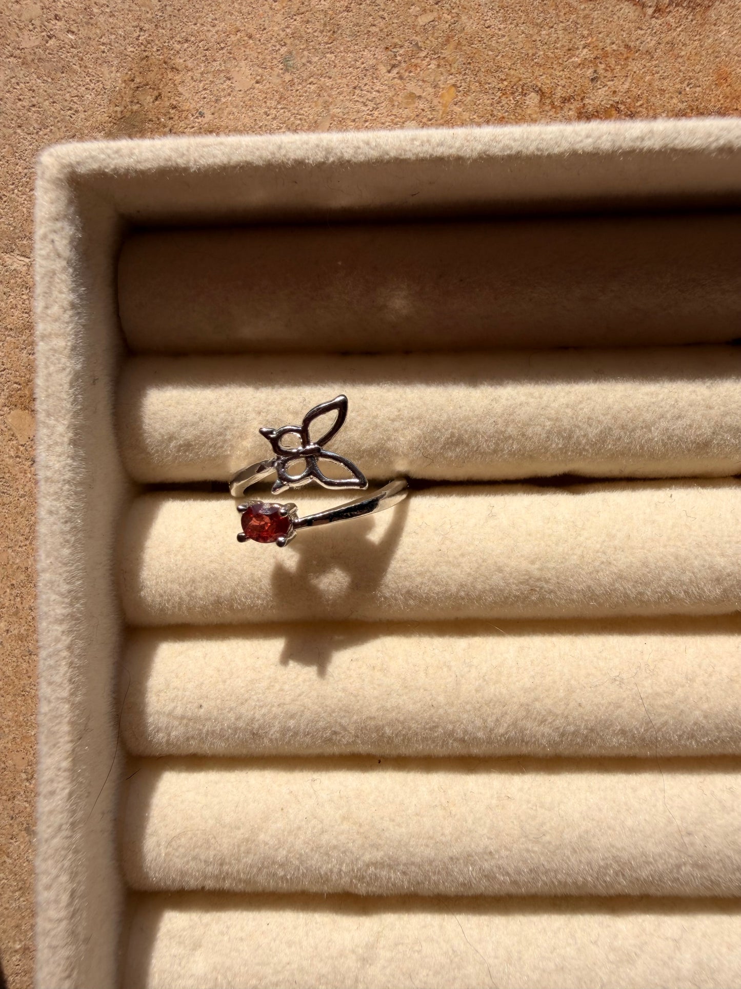 Anello farfalla in granato